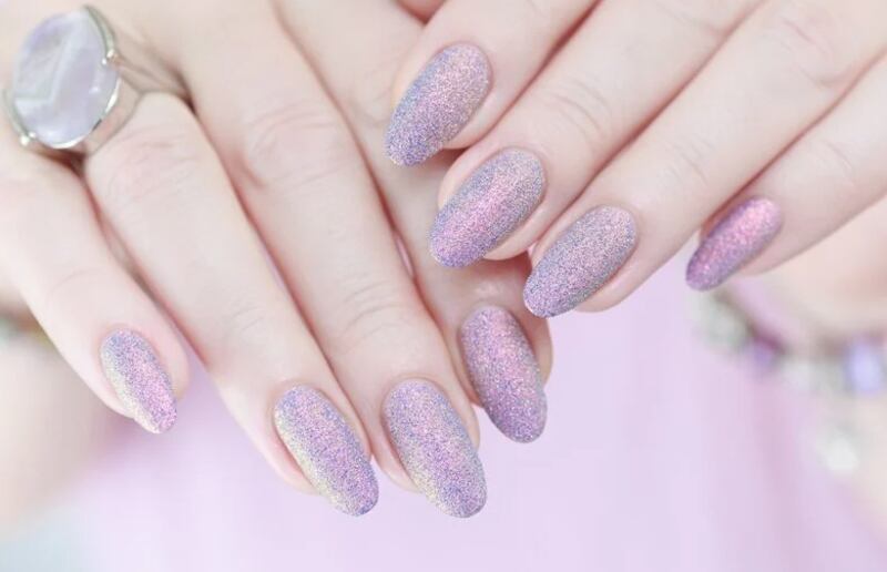 Unhas rosa brilhante/ reprodução