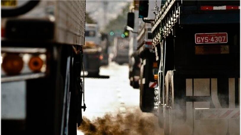 Fumaça de escapamento de caminhão