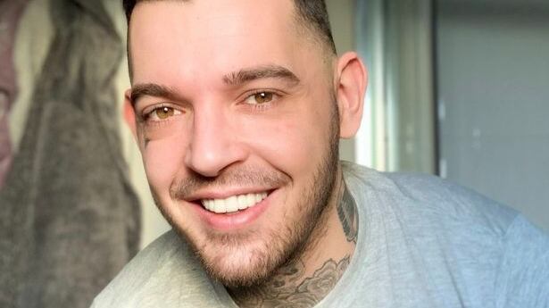 Britânico que trocou esposa por refugiada pede desculpas