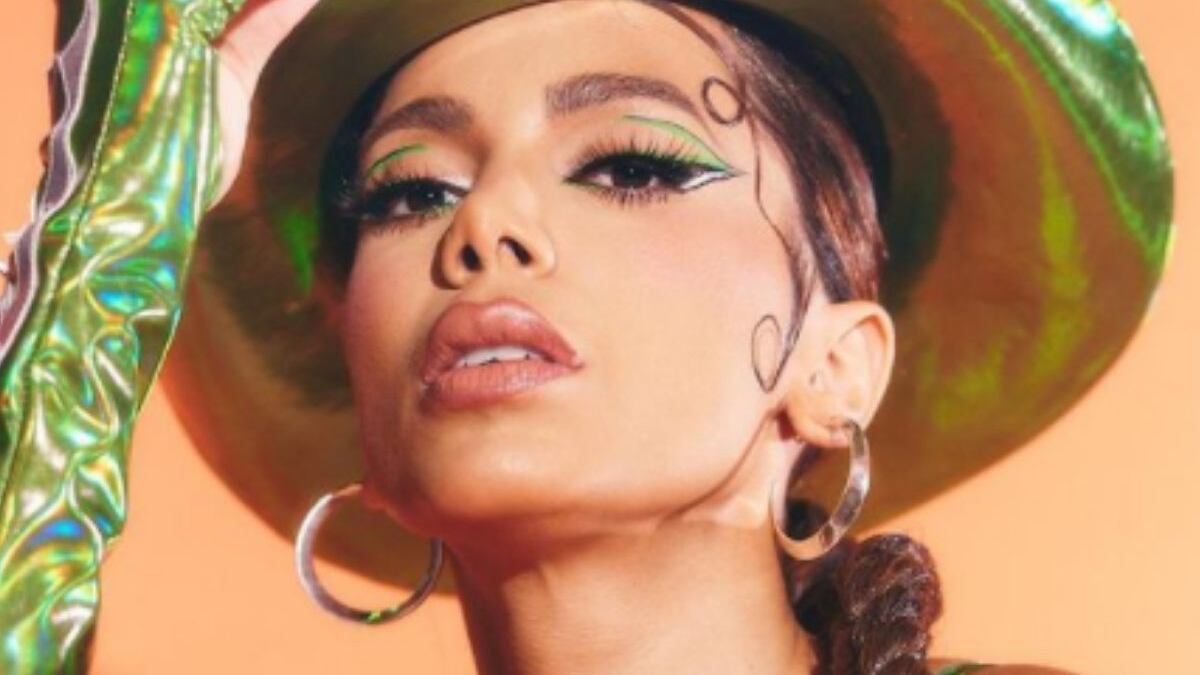 Anitta pede que fãs regularizem título de eleitor
