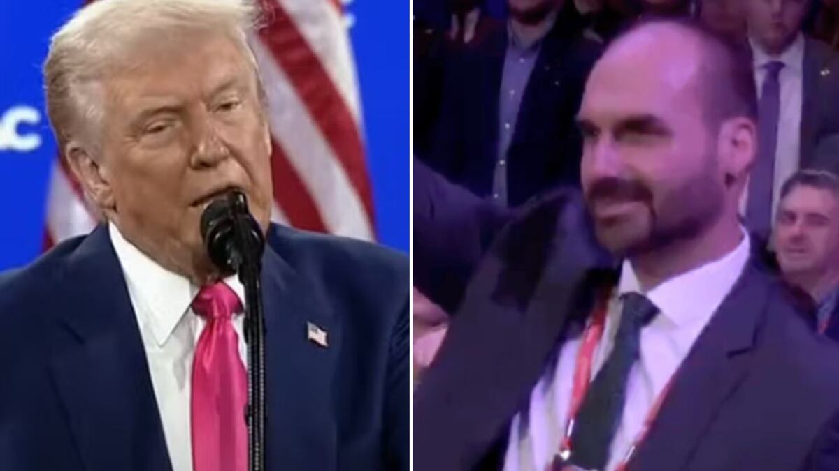 Deputado federal está representando Jair Bolsonaro no evento, já que ele não pode sair ao Brasil