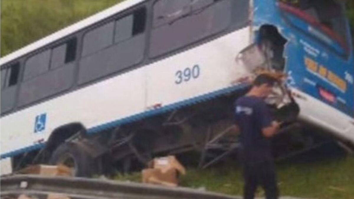 Ônibus municipal tomba em ribanceira após colisão