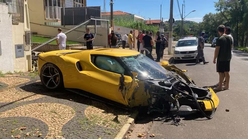 VÍDEO: Ferrari avaliada em mais de R$ 3 milhões fica destruída após acidente em avenida de Campinas, SP