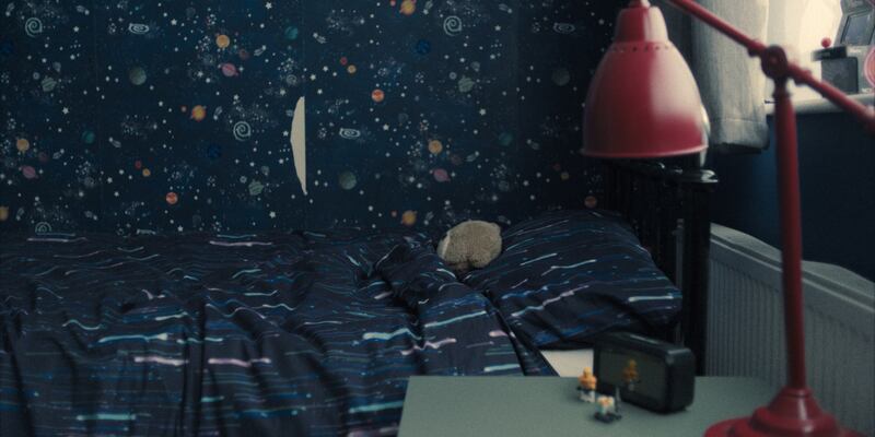 La marca de la rasgadura del papel mural.