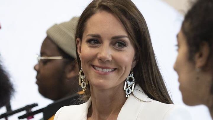 A peça, na mesma cor do blazer e da calça, parece ter sido adquirida na Zara.