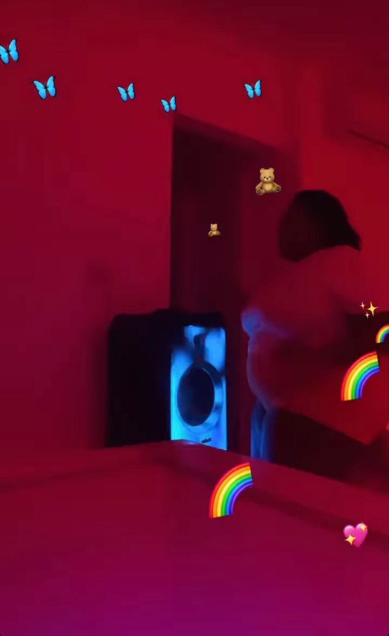 Jojo aproveita "bailão" na sala de sua mansão