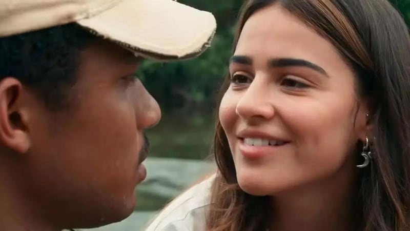 Nos próximos capítulos de Renascer, João Pedro (Juan Paiva) e Sandra (Giullia Buscacio) ficam noivos