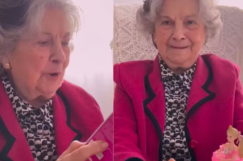 Idosa de 90 anos emociona ao receber coleção de Barbies e viraliza na internet