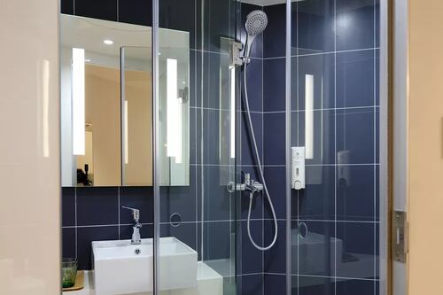 Aqui está a misturinha caseira perfeita para remover limo do box do banheiro e deixá-lo impecável