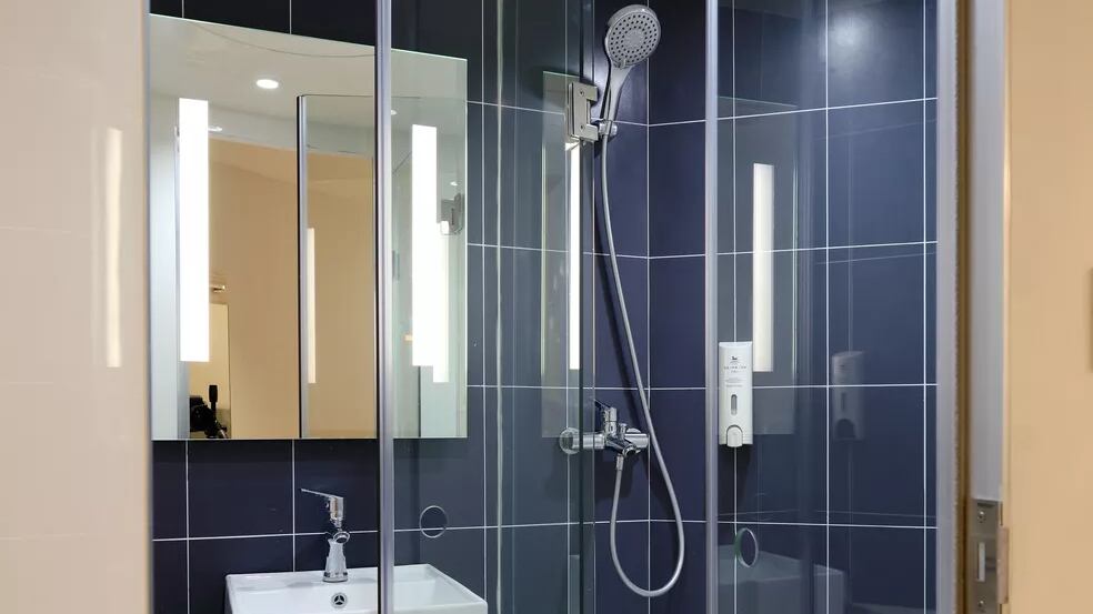 Misturinha caseira para remover limo do box do banheiro