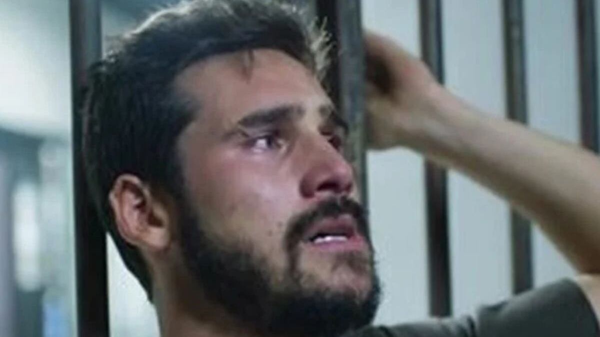 Rudá (Nicolas Prattes) é ameaçado na cadeia, após contar para Viola (Gabz) que Molina (Rodrigo Lombardi) pode estar vivo na reta final de Mania de Você