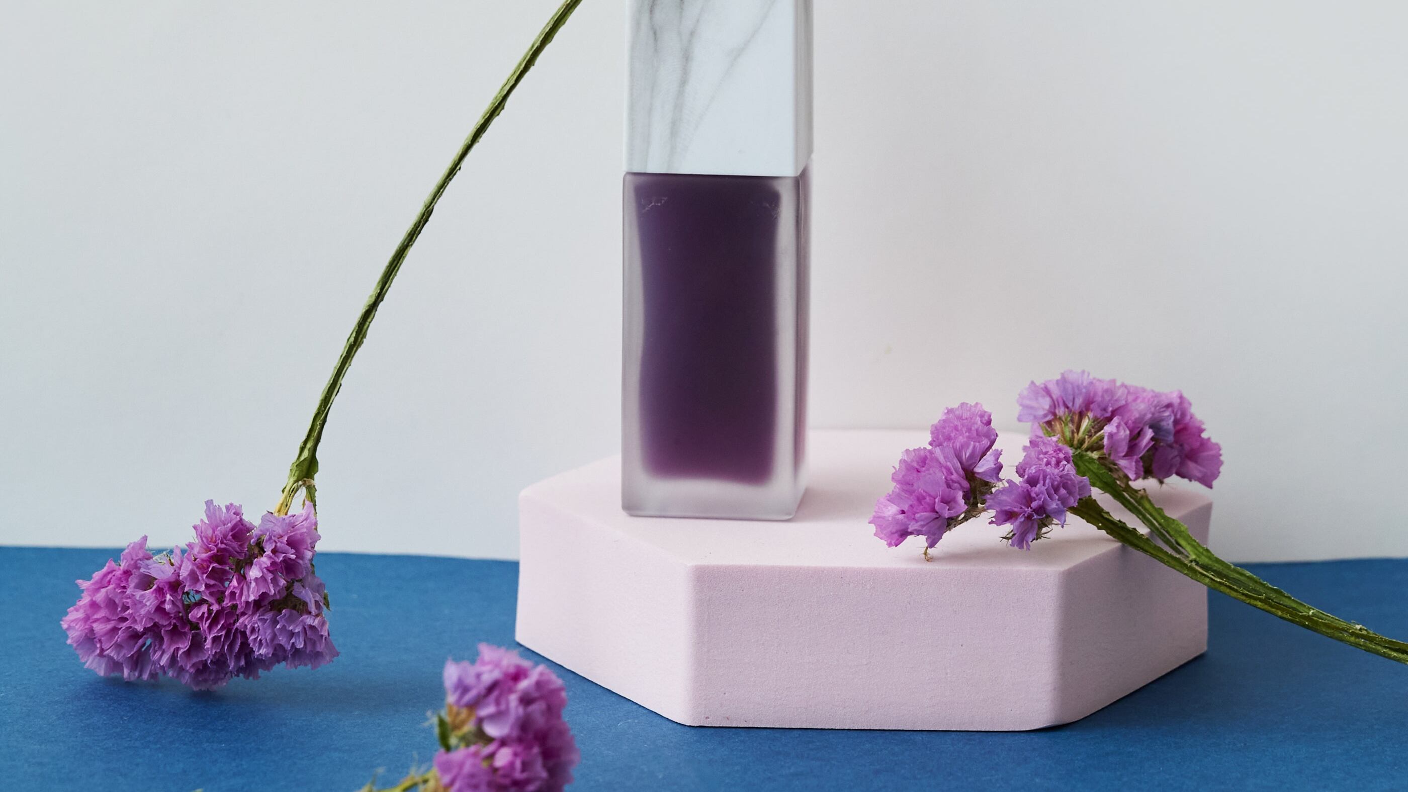 Frasco de perfume roxo