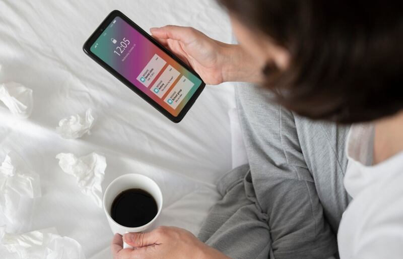 Cerrar mujer enferma con smartphone.