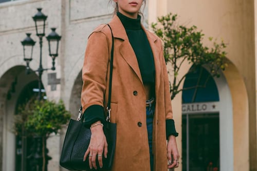 Três ideias para incorporar os coletes de gola alta ao seu look de trabalho