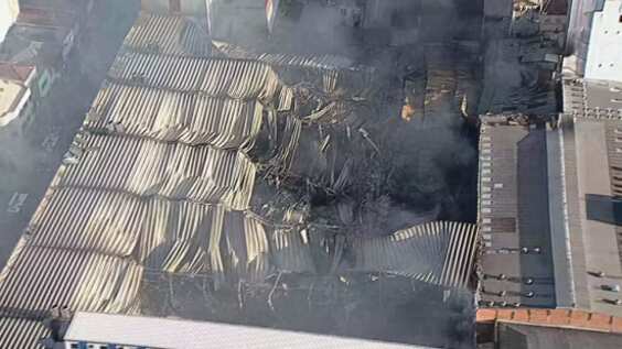 Corpo de Bombeiros segue realizando o rescaldo no local.