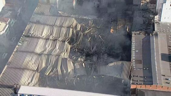 Corpo de Bombeiros segue realizando o rescaldo no local.