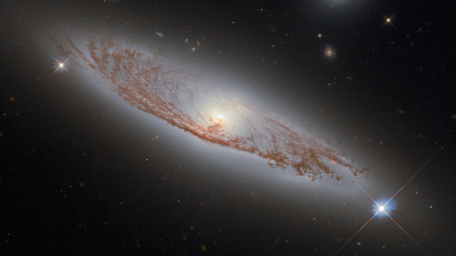 Hubble da NASA registra impressionante Galáxia espiral no espaço.