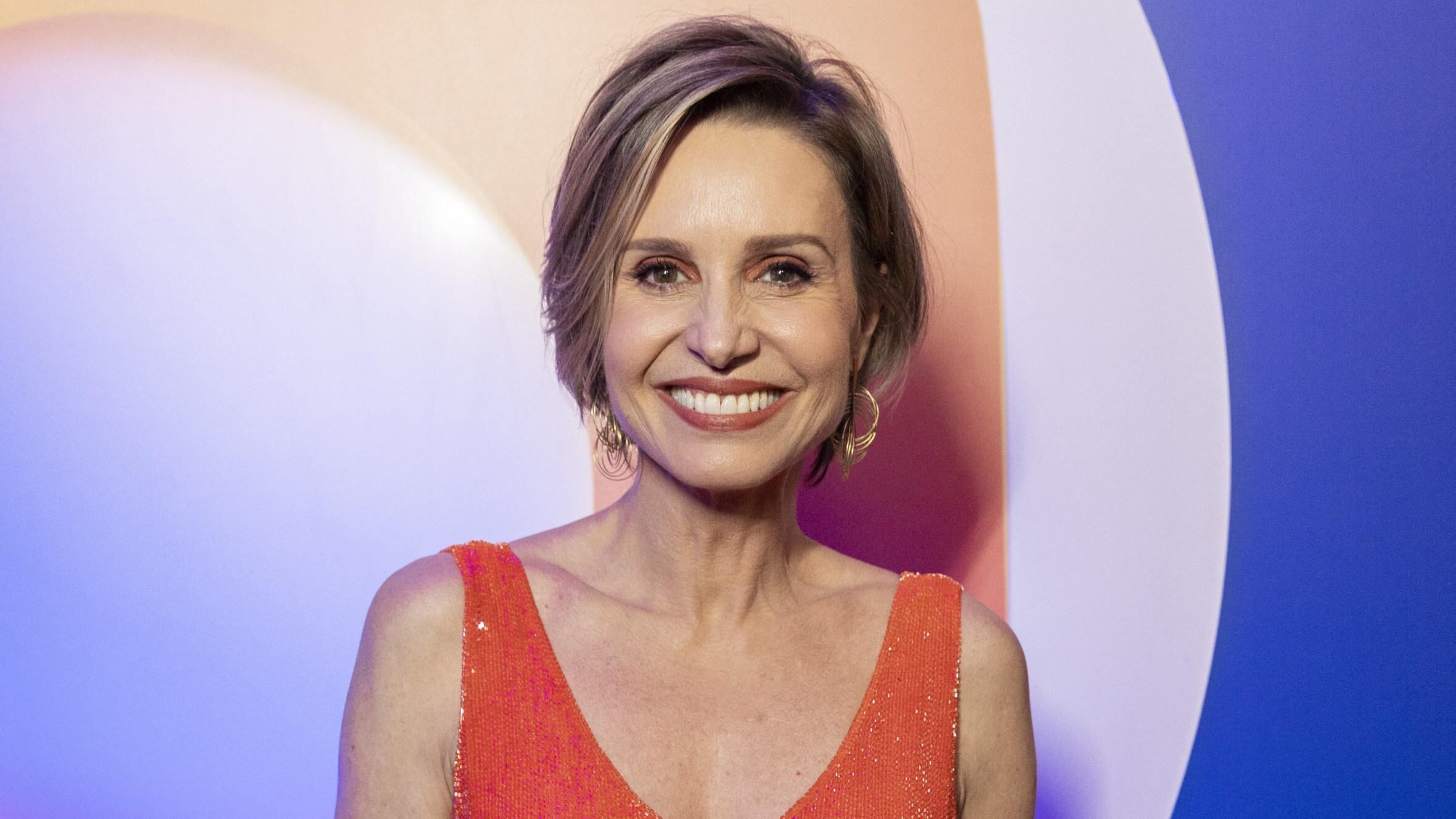 Paula Burlamaqui acerta com a TV Globo e vive personagem inédita na continuação da novela Êta Mundo Bom!, escrita por Walcyr Carrasco em 2016