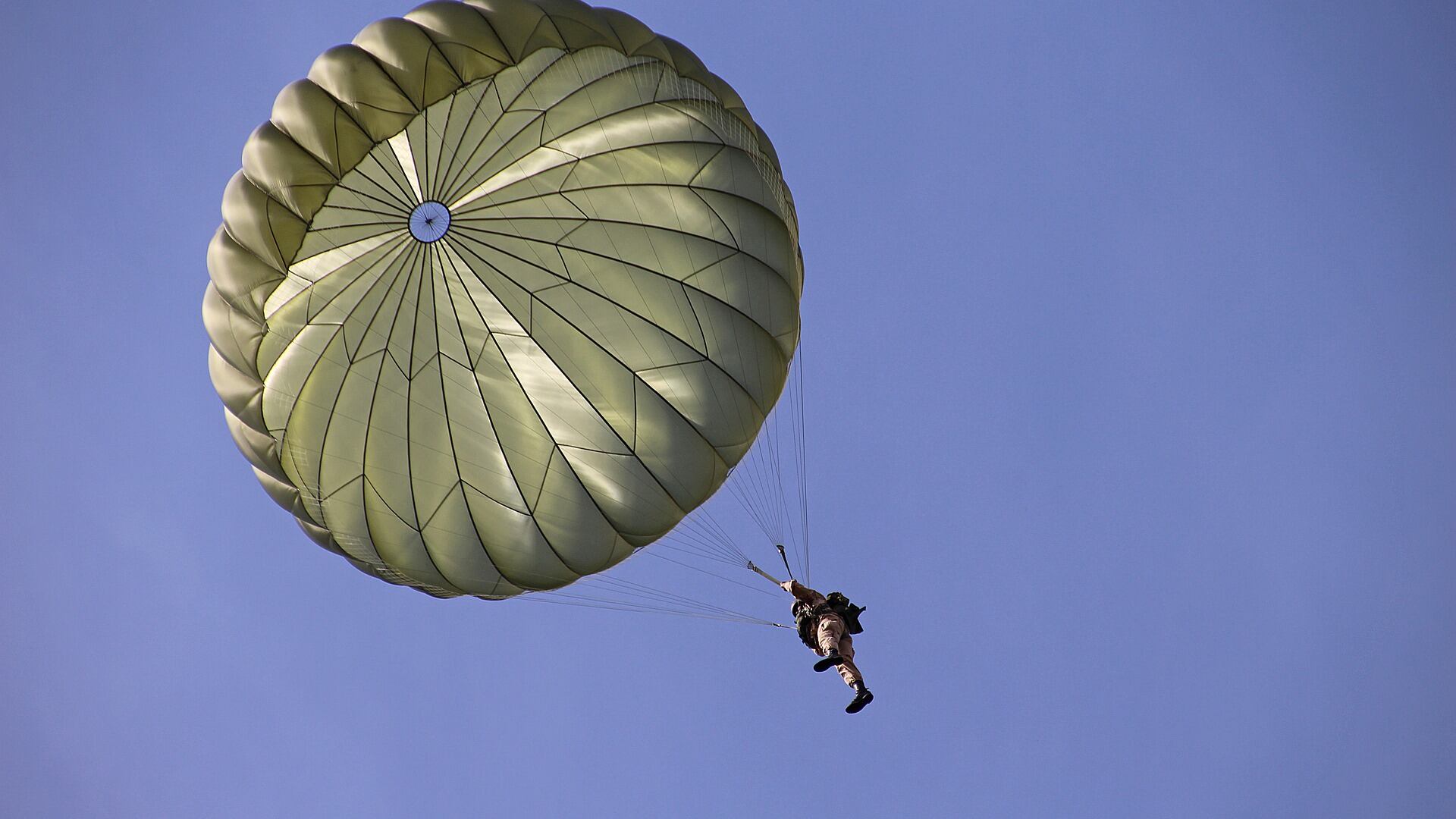 Dupla é flagrada saltando de paraquedas de viaduto