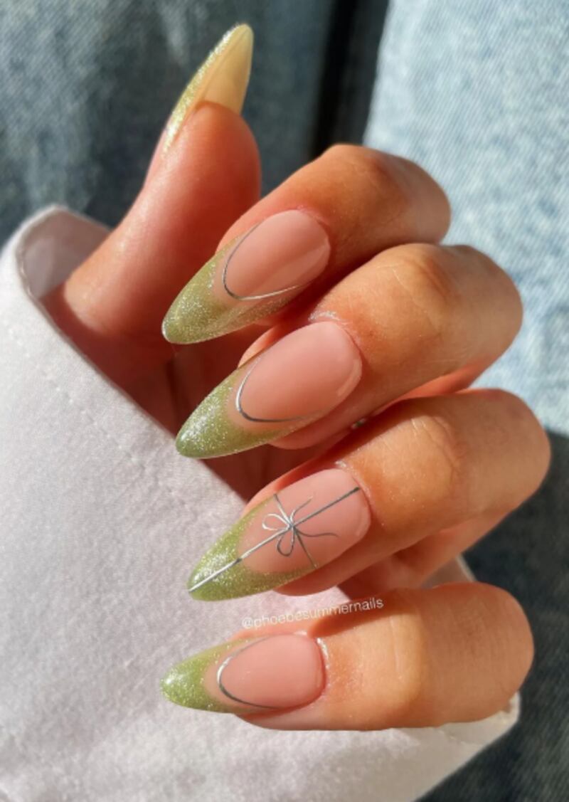 Uma mani usando embrulho de presente? Nos gostamos! Instagram @phoebesummernails