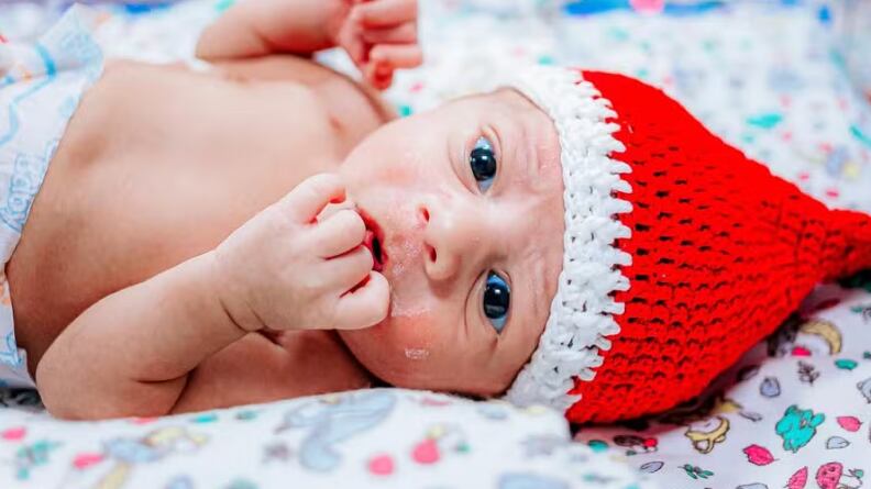 Hospital transforma UTI neonatal em cenário natalino com bebês Papais Noéis