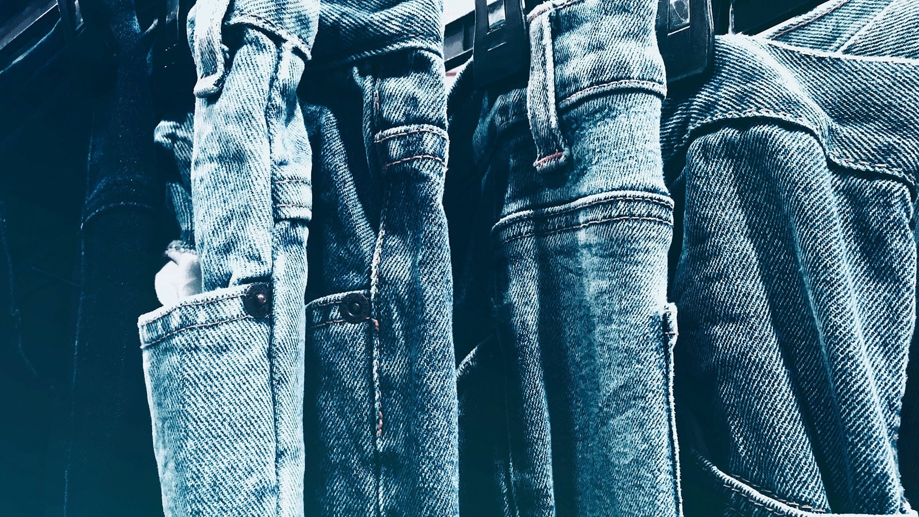 Calças jeans penduradas