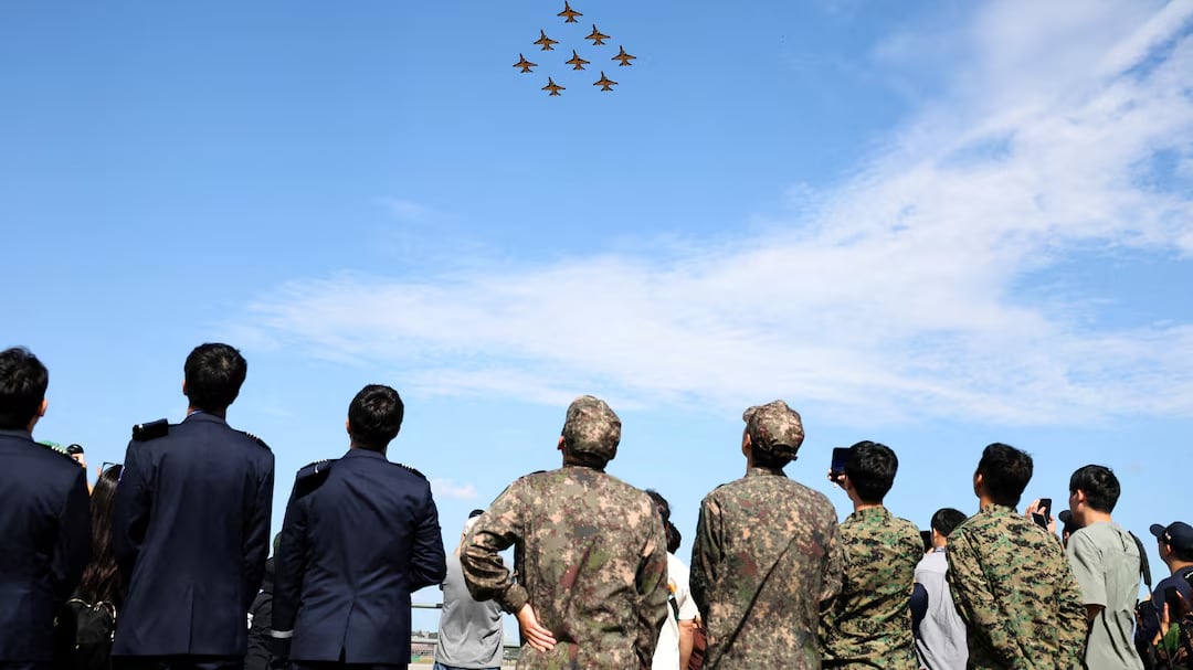 El equipo acrobático Black Eagles de la Fuerza Aérea de Corea del Sur se presenta durante la Exposición Internacional Aeroespacial y de Defensa de Seúl