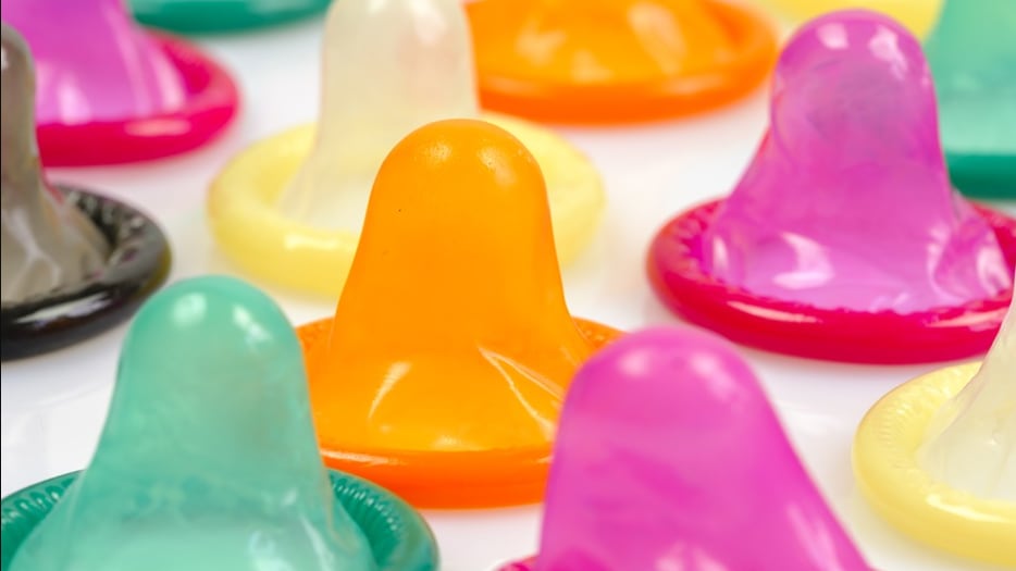 Mãe que comprou 24 preservativos para viagem de estudos do filho viraliza com conversa