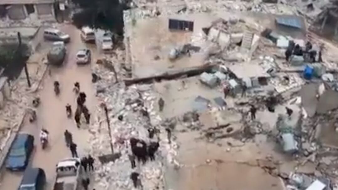 Imagem de prédio que desabou na Turquia