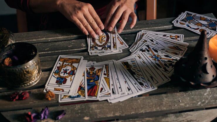 Qual carta do tarot representa seu signo do zodíaco e o que ela pode revelar sobre você