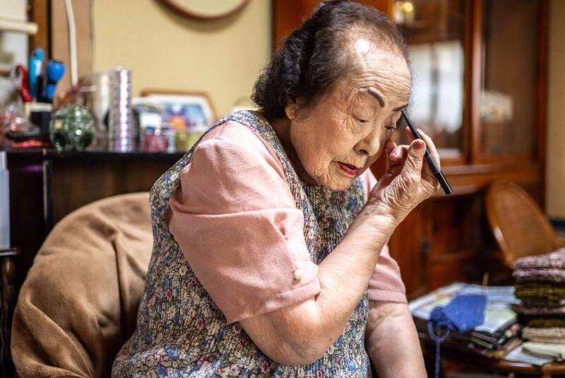 Tomoko Horino se maquia diariamente e, aos 100 anos, é a consultora de beleza mais velha do mundo, de acordo com o livro de recordes Guinness - Philip Fong/AFP