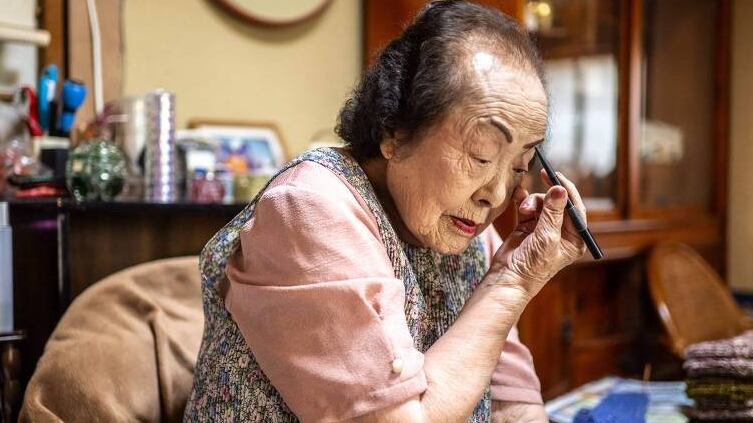 Tomoko Horino se maquia diariamente e, aos 100 anos, é a consultora de beleza mais velha do mundo, de acordo com o livro de recordes Guinness - Philip Fong/AFP