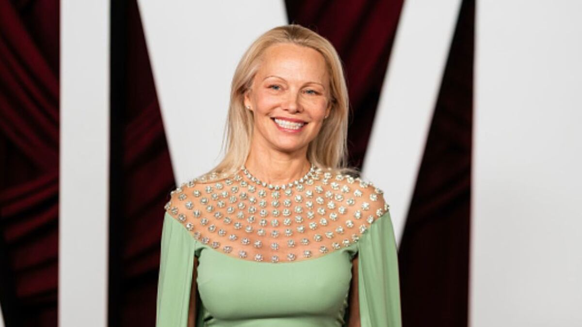 Pamela Anderson brilla con look natural sin maquillaje, pero este detalle en sus cejas preocupó a las redes