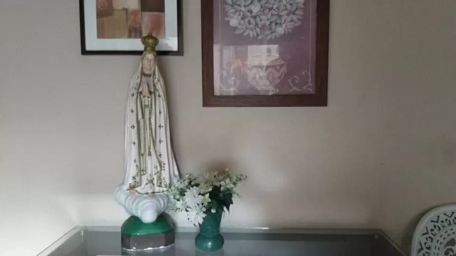 Imagem de santa causa polêmica em condomínio