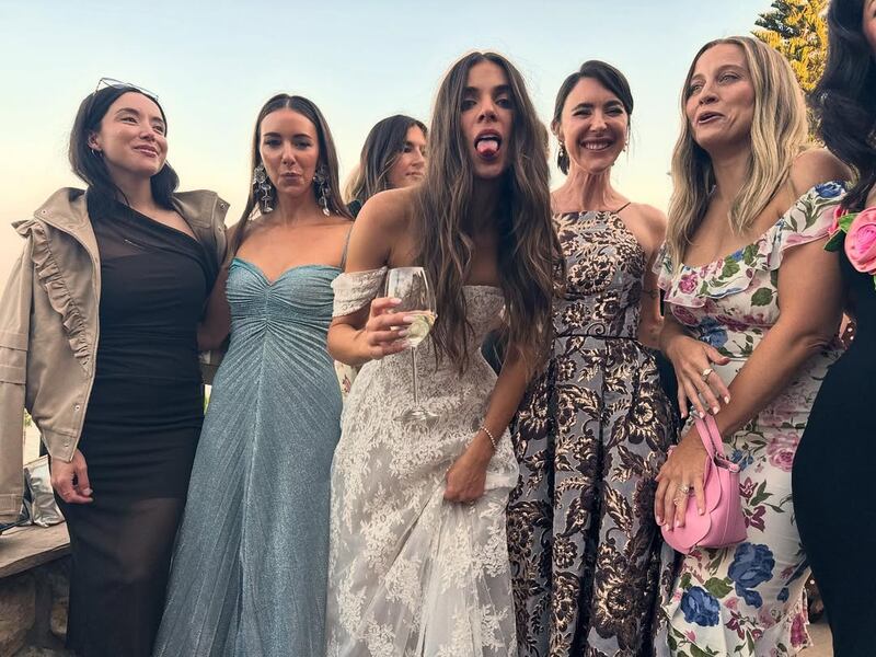 Selena Gomez deslumbra con vestido rojo en boda.