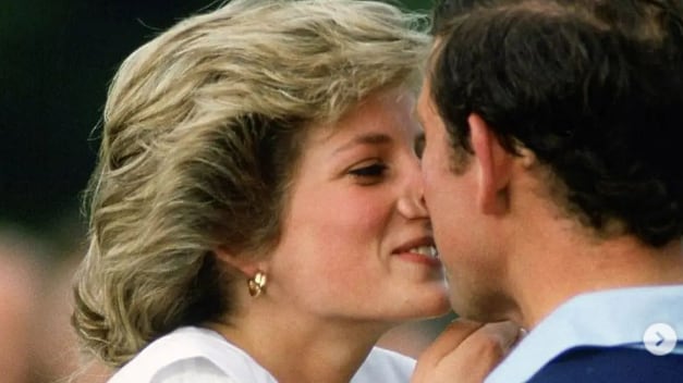 Na imagem, Lady Di beija o então príncipe Charles
Foto: @princesdianaa