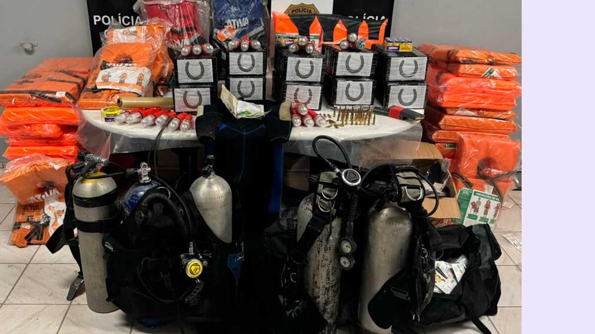 Material de mergulho encontrado em casa usada pelo tráfico na Baixada Santista