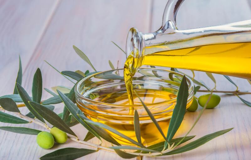 Azeite para cabelos grisalhos/ Getty Images