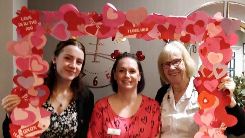 Becky, Sharon e Joy comemoram o Dia dos Namorados na Lanercost House (Imagem: Fornecida)