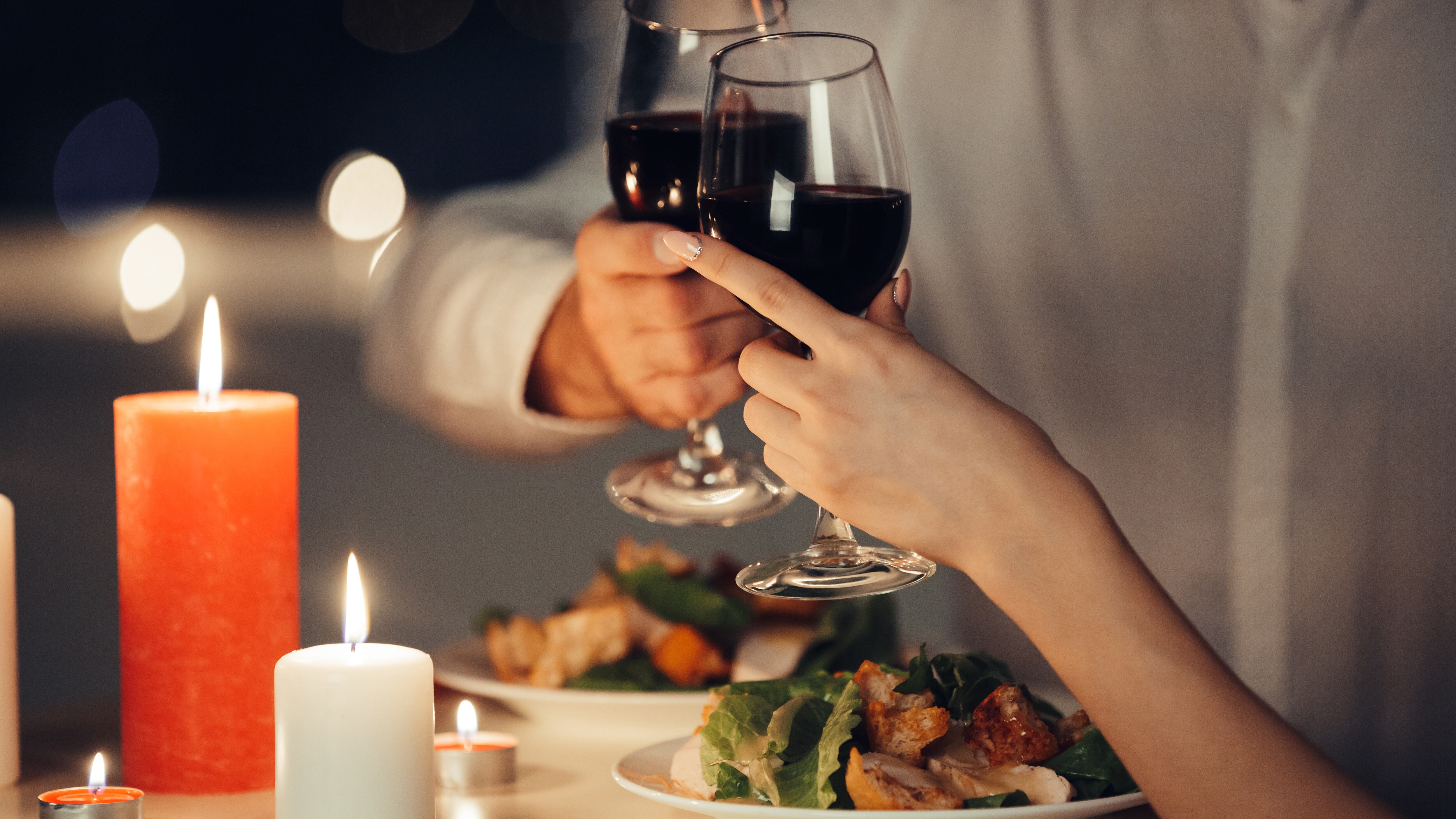 Quem deve pagar a conta no primeiro encontro? Pesquisa revela