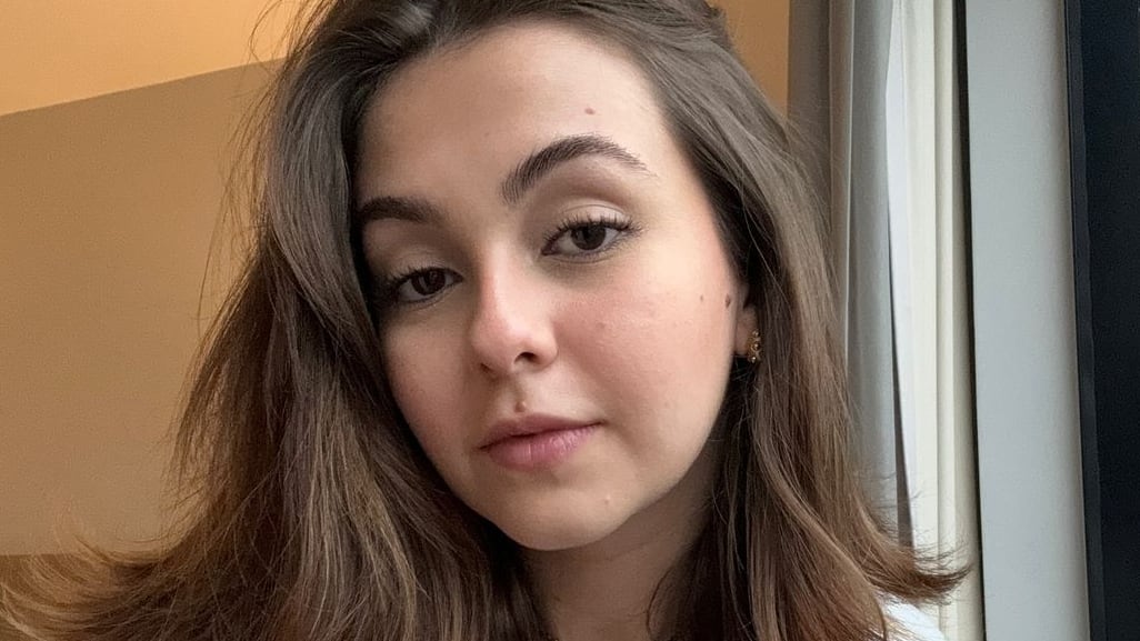 Após a série 'De Volta aos 15', da Netflix, Klara Castanho é a melhor amiga de Maisa Silva na novela 'Garota do Momento', que estreia no dia 4 de novembro na Globo