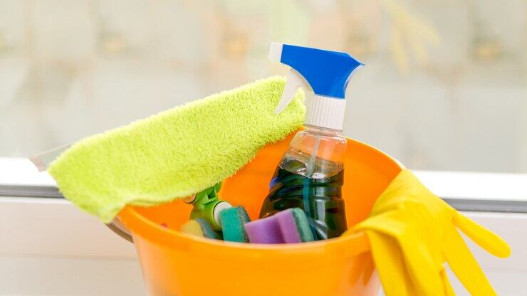 Aqui está a misturinha caseira com APENAS 2 itens para limpar rejunte de banheiro