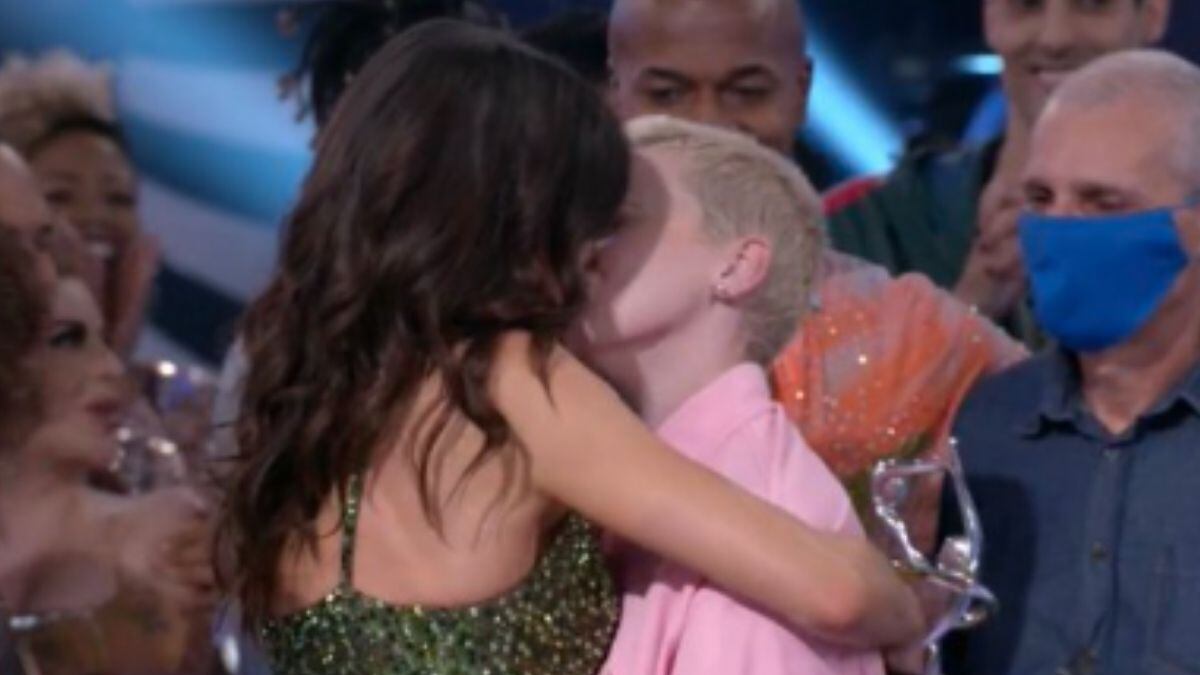 Vitória Strada ganha Dança dos Famosos e beijo da noiva ao vivo