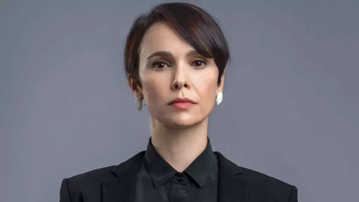 Debora Falabella volta às novelas e encara personagem em Terra e Paixão