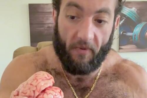 Influenciador fitness come cérebro cru e defende dieta inusitada