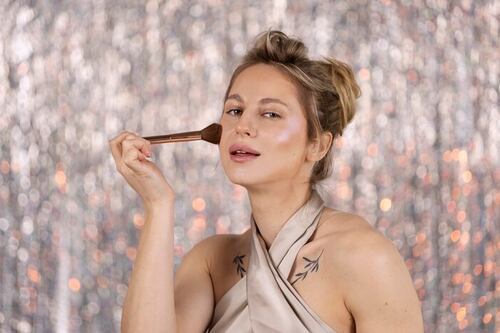 Dicas de makes douradas para brilhar nas festas de fim de ano