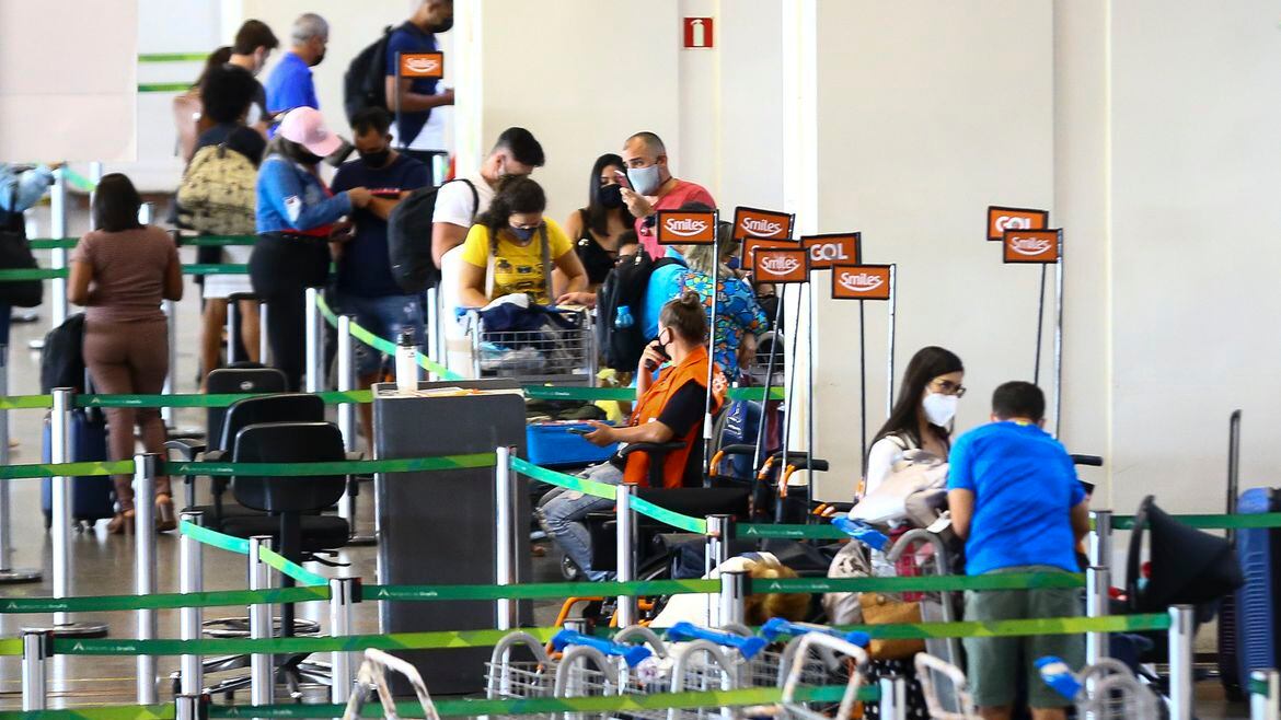 Anac autoriza redução de comissários após casos de covid e gripe