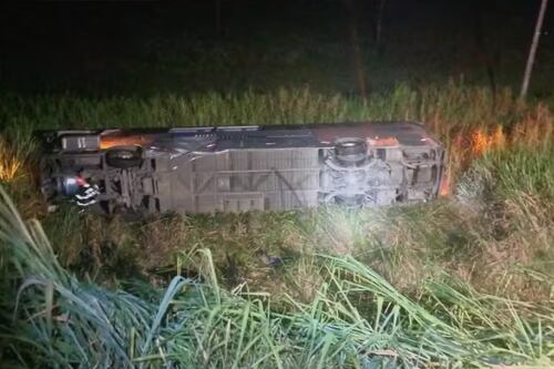 Ônibus tomba em ribanceira na Rodovia Presidente Dutra e deixa um morto e ao menos 25 feridos