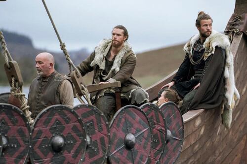 Este é o ator de ‘O Mundo Sombrio de Sabrina’ que está em ‘Vikings: Valhalla’