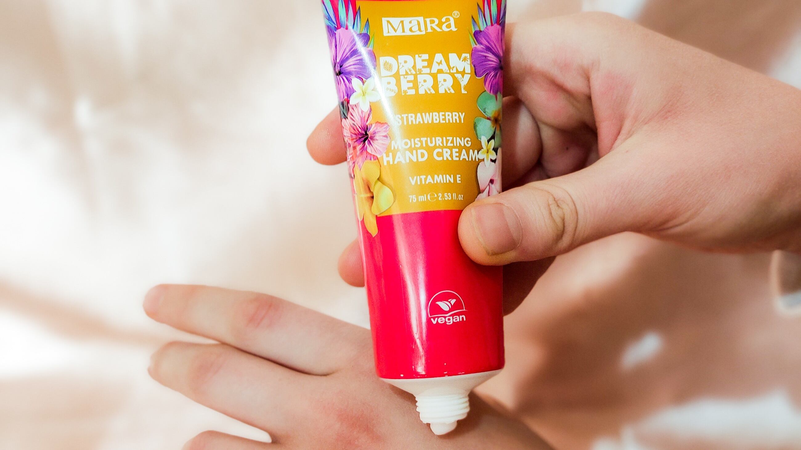 Mulher passando hidratante na mão